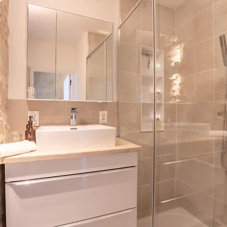 Sur Les Toits D'uzes Yourhosthelper