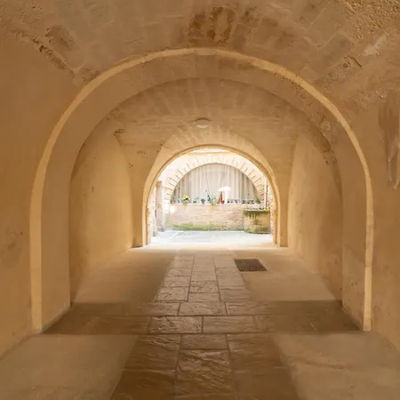 Sur Les Toits D'uzes Yourhosthelper *