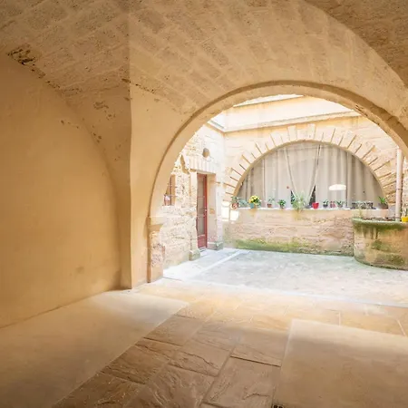 شقة Sur Les Toits D'uzes Yourhosthelper Uzès