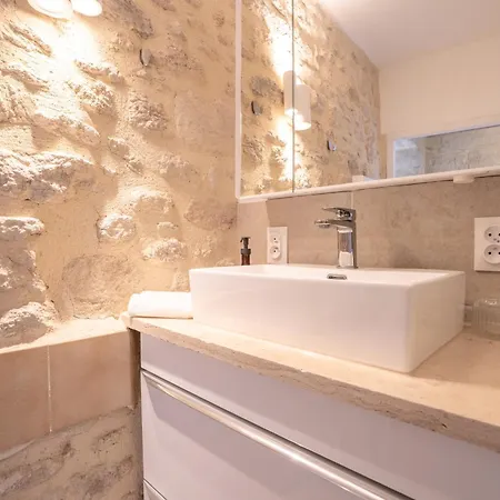 Sur Les Toits D'uzes Yourhosthelper Uzès