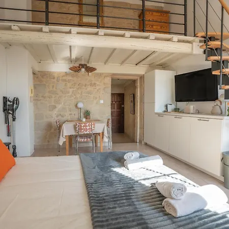 Sur Les Toits D'uzes Yourhosthelper Uzès