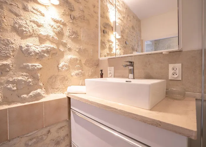 Sur Les Toits D'uzes Yourhosthelper Uzès